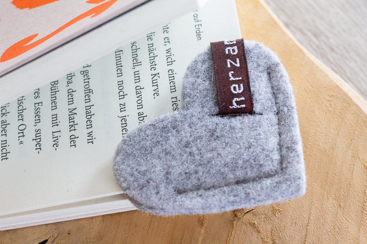 Lesezeichen grau Herz zum Aufstecken aus hochwertigen Wollfilz handgenäht in Deutschland