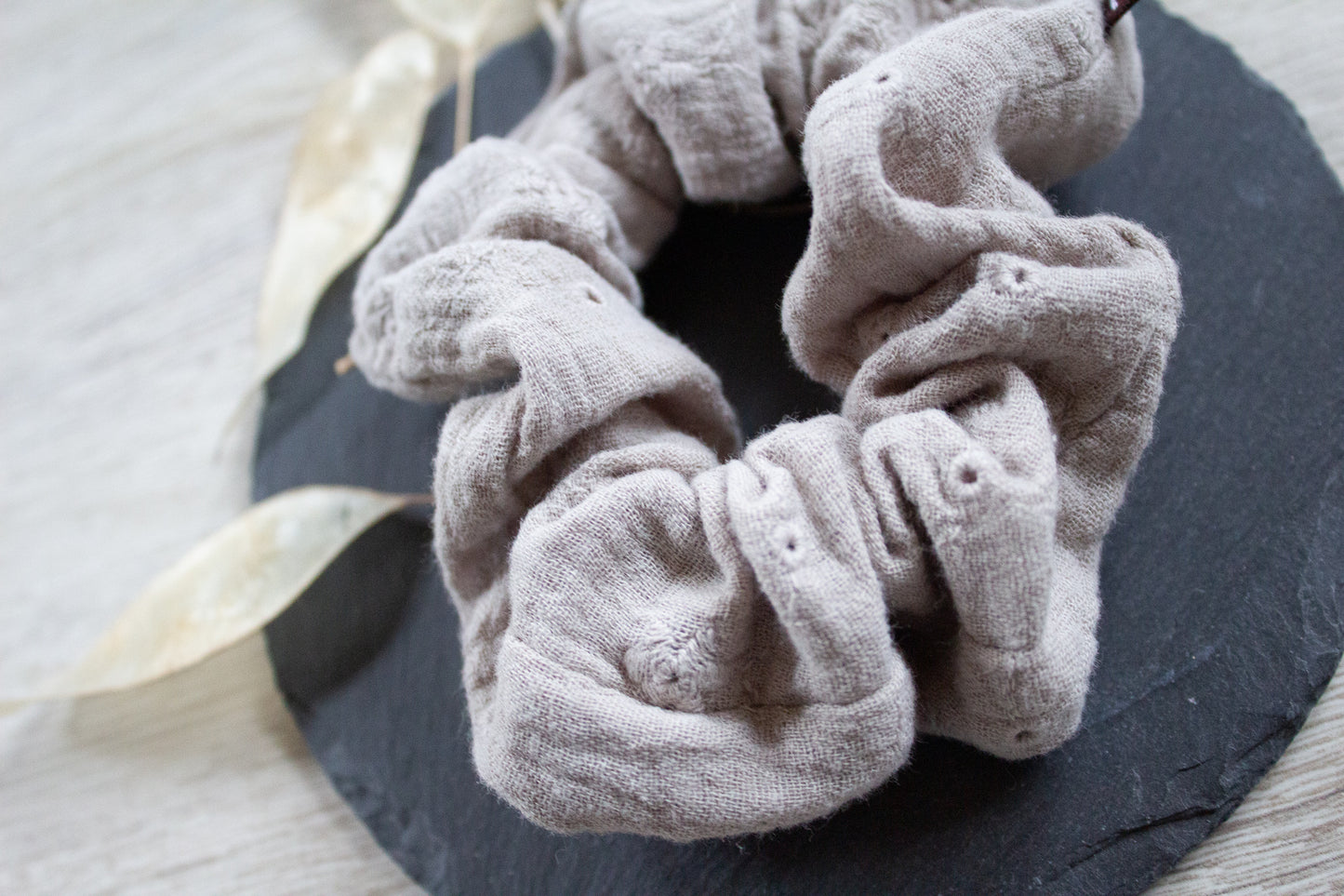 Haargummi Scrunchie aus hochwertigen Musselin handmade in Deutschland