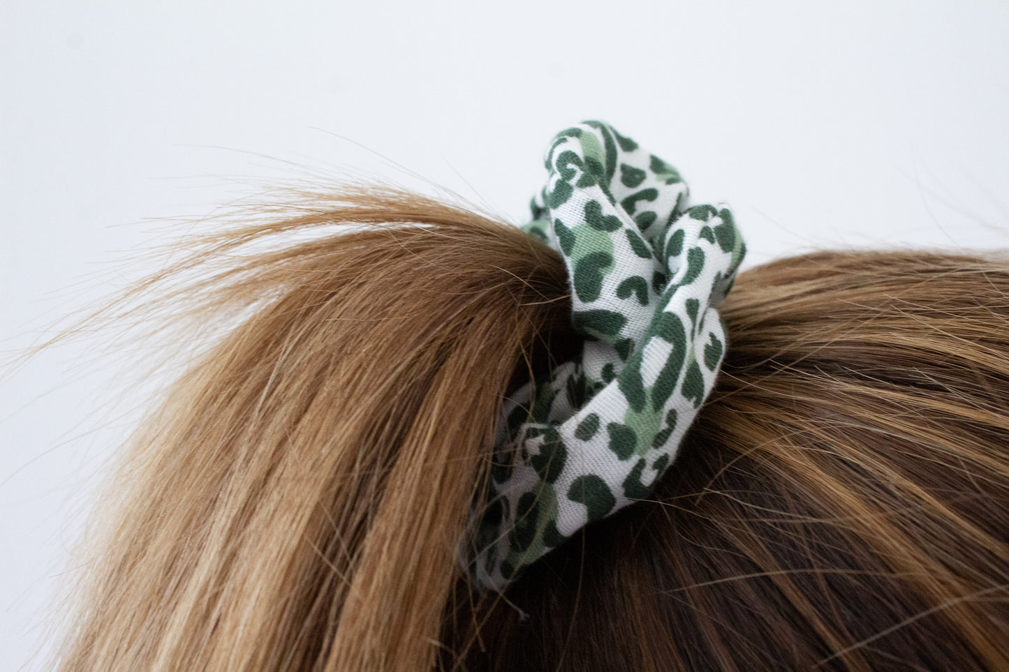 Haargummi Scrunchie aus hochwertigen Musselin handmade in Deutschland