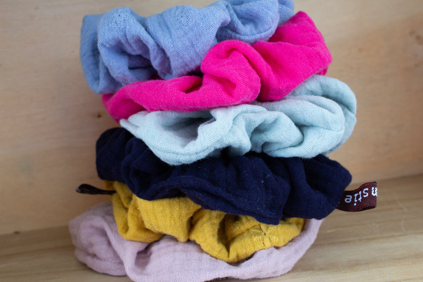 Haargummi Scrunchie aus hochwertigen Musselin handmade in Deutschland