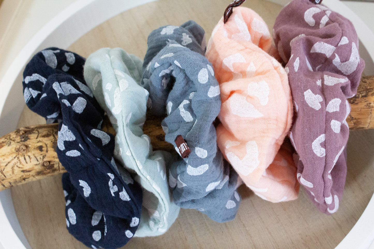Haargummi Scrunchie aus hochwertigen Musselin handmade in Deutschland