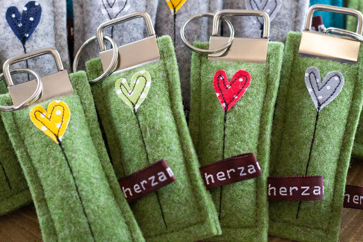 Schlüsselanhänger aus hochwertigen Wollfilz handgenäht in Deutschland