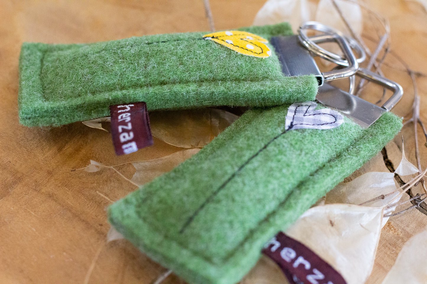 Schlüsselanhänger aus hochwertigen Wollfilz handgenäht in Deutschland