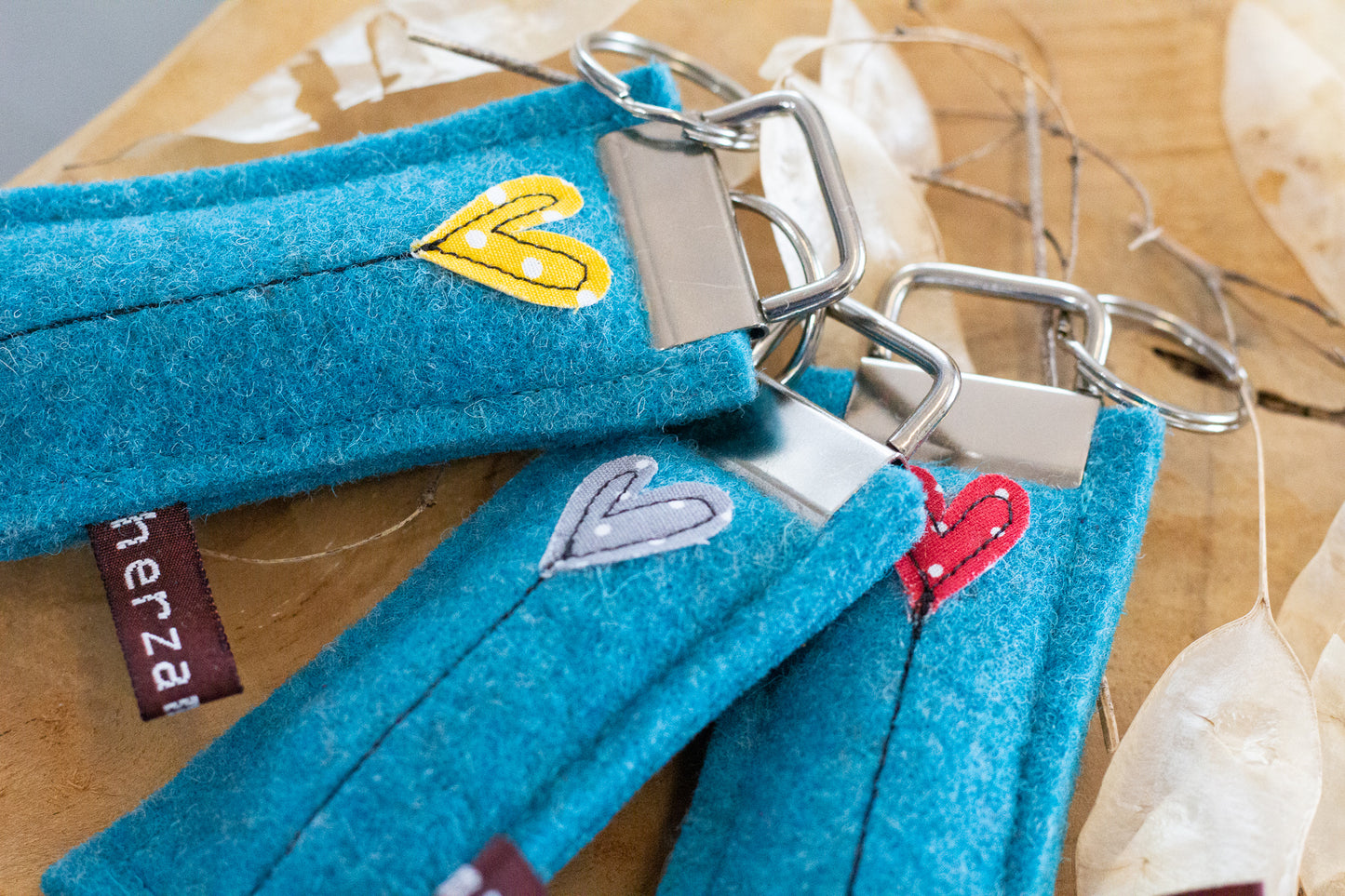 Schlüsselanhänger aus hochwertigen Wollfilz handgenäht in Deutschland
