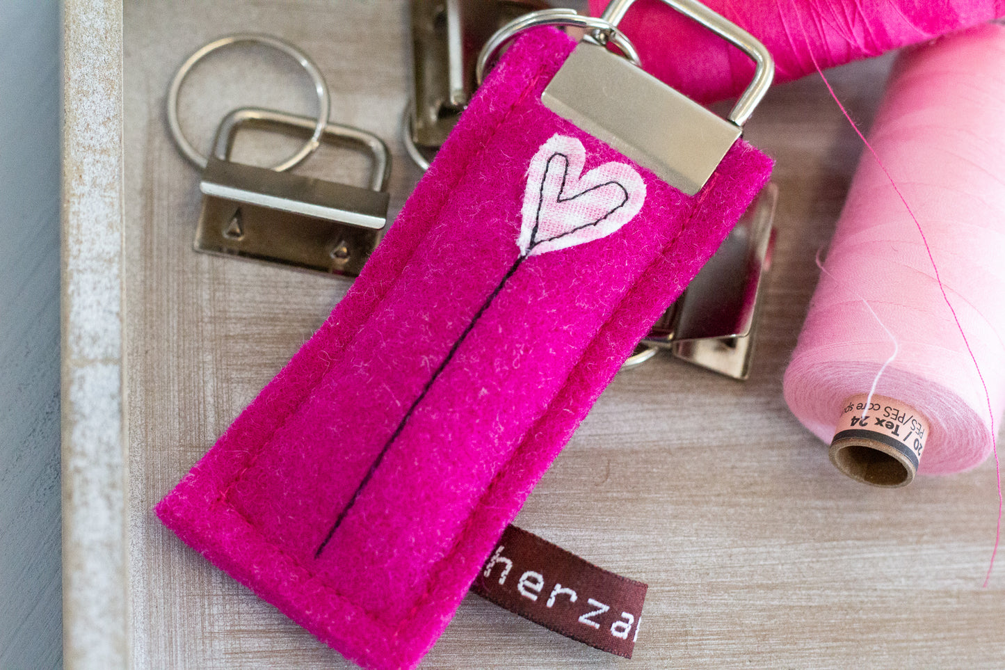 Schlüsselanhänger aus hochwertigen Wollfilz handgenäht in Deutschland