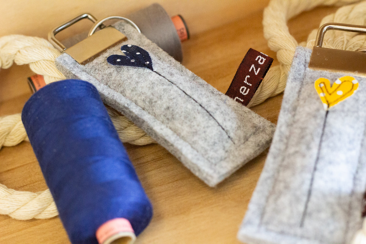 Schlüsselanhänger aus hochwertigen Wollfilz handgenäht in Deutschland