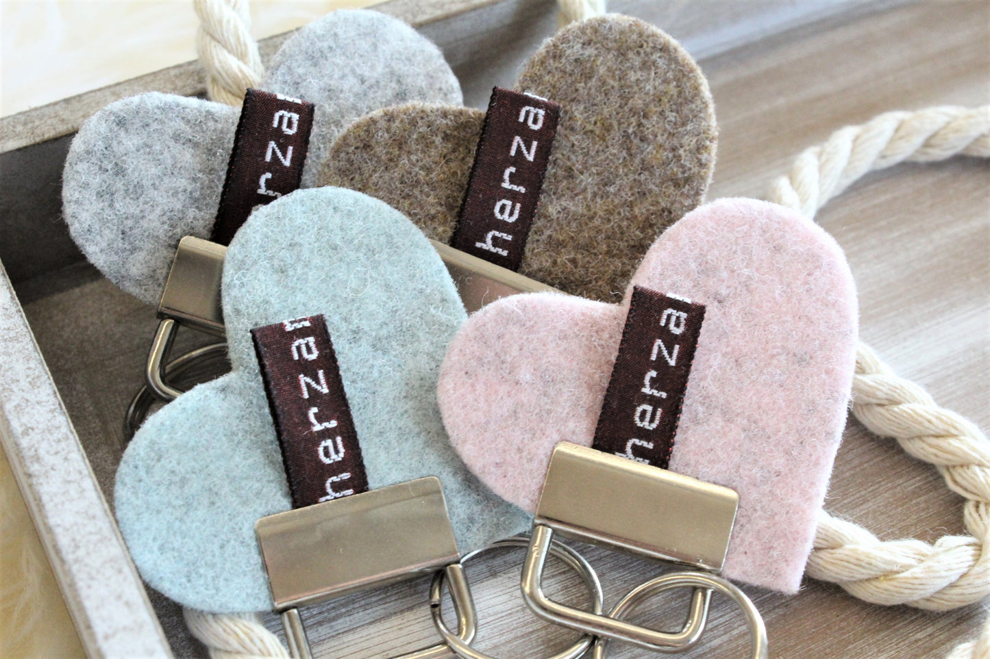 Schlüsselanhänger Herz aus hochwertigen Wollfilz handgenäht in Deutschland