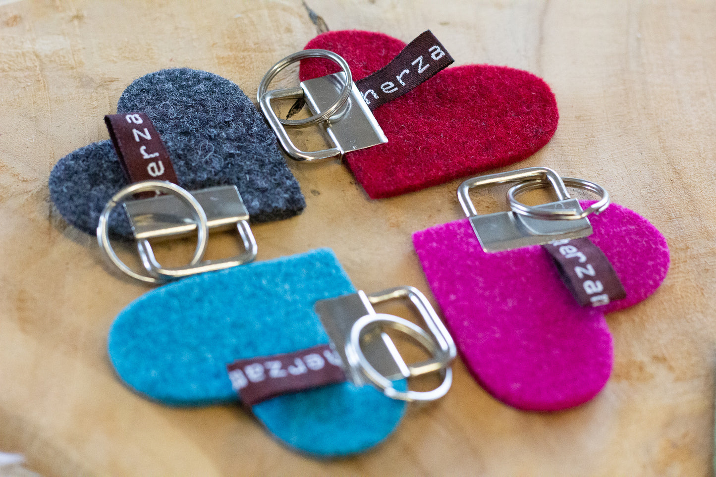 Schlüsselanhänger Herz aus hochwertigen Wollfilz handgenäht in Deutschland