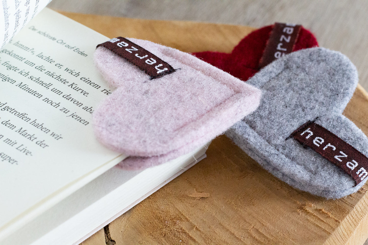 Lesezeichen rot Herz zum Aufstecken aus hochwertigen Wollfilz handgenäht in Deutschland