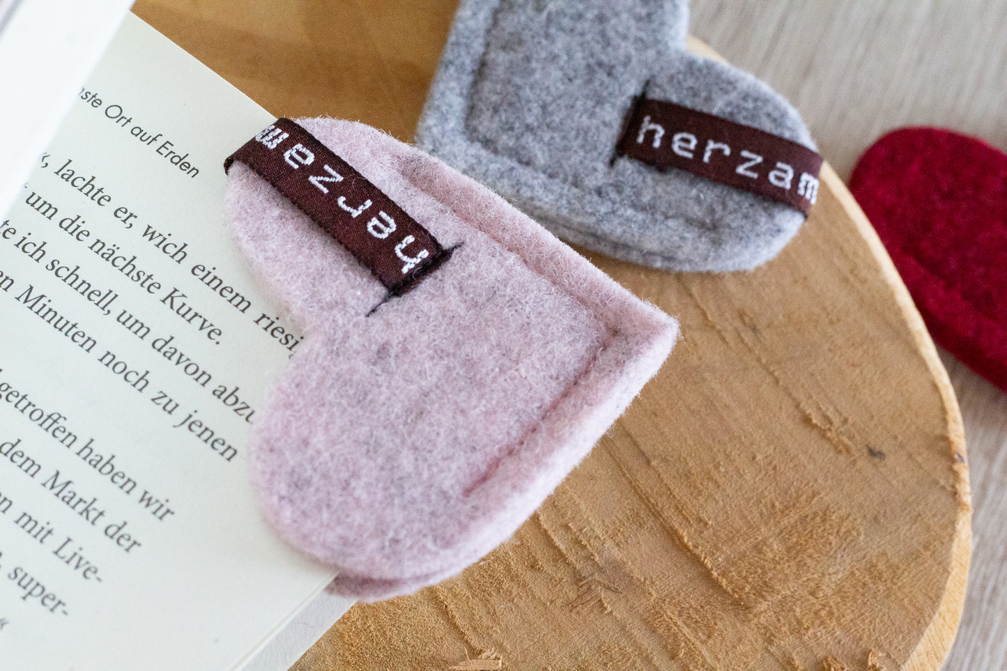 Lesezeichen rosa Herz zum Aufstecken aus hochwertigen Wollfilz handgenäht in Deutschland