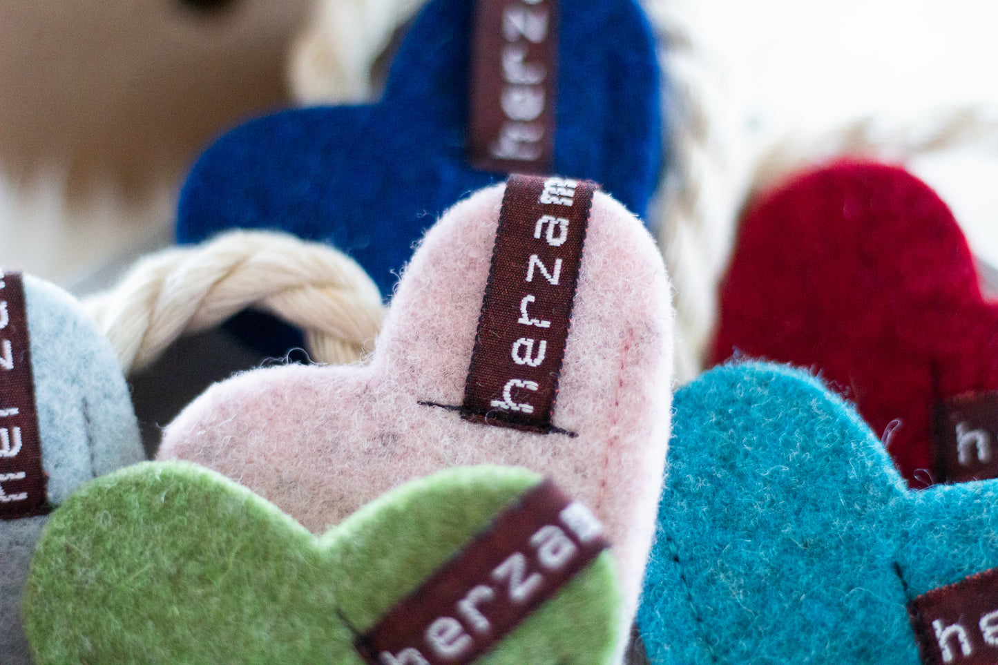 Lesezeichen royalblau Herz zum Aufstecken aus hochwertigen Wollfilz handgenäht in Deutschland