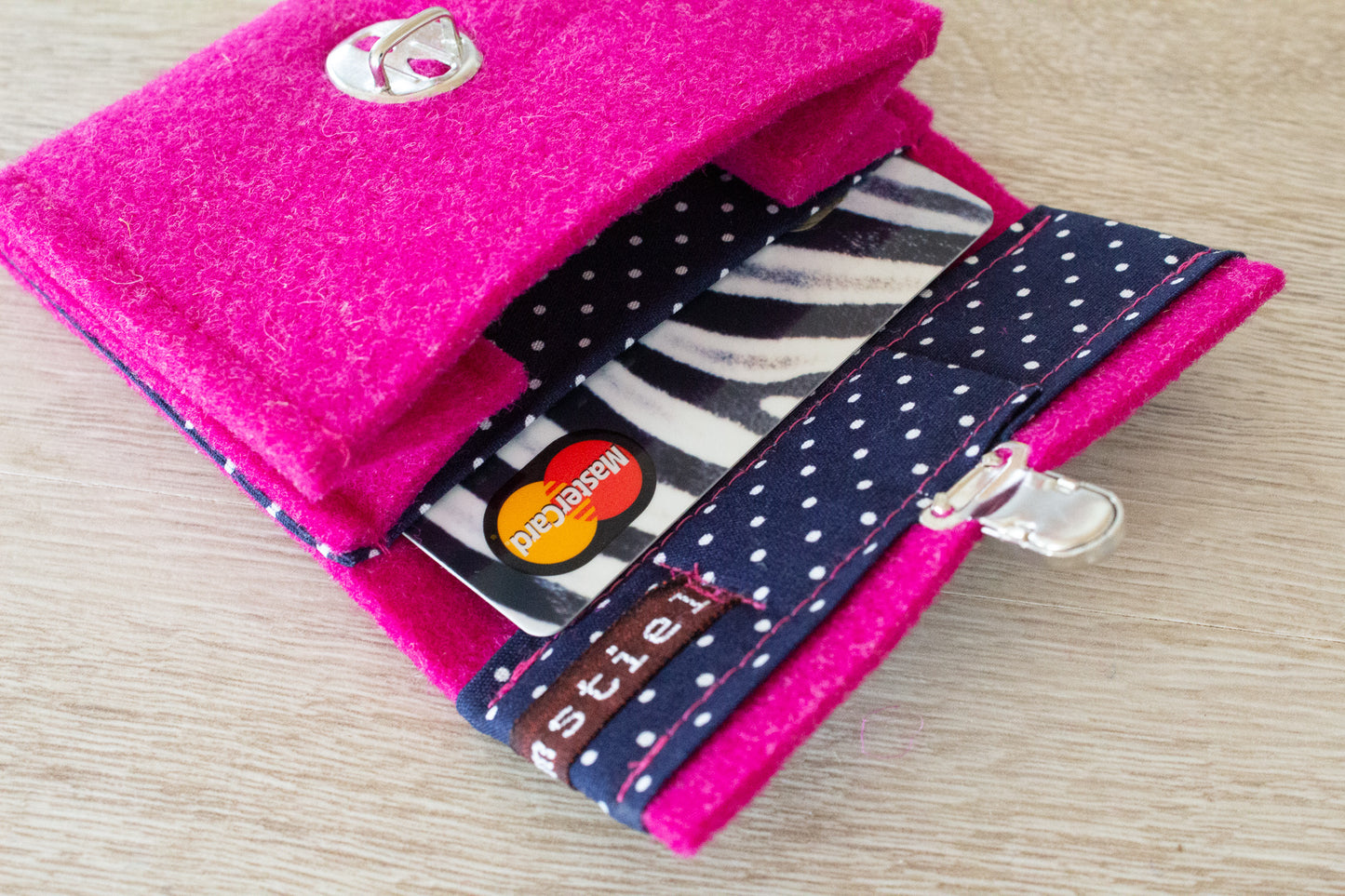 Liebevoll handgenähte Geldbörse aus besonders hochwertigen Wollfilz mit viel Liebe für Dich einzigartig angefertigt in Deutschland