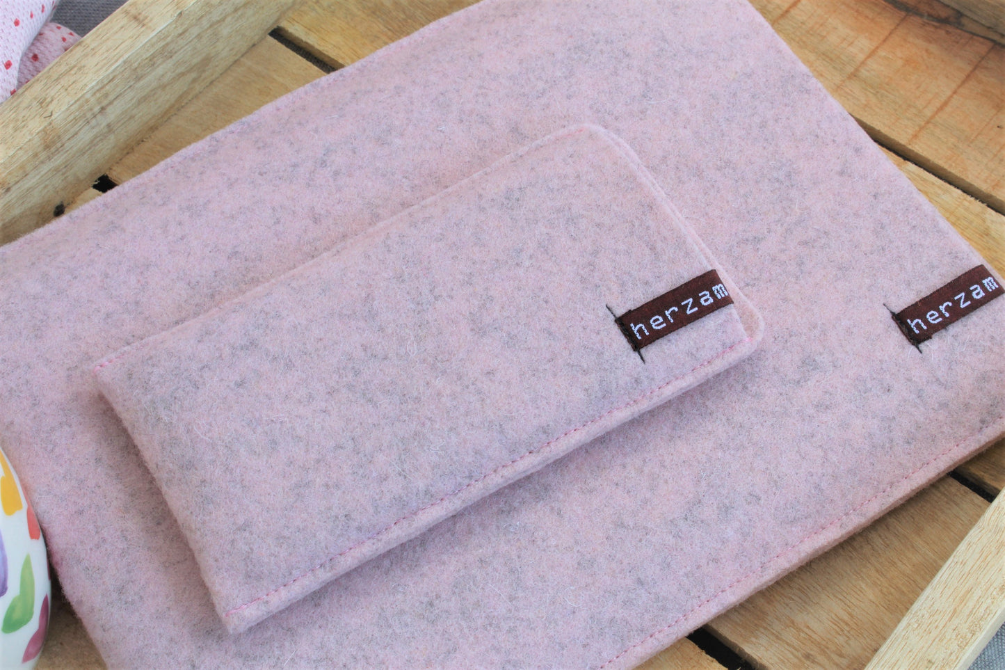Tablethülle nach Wunschmaß rosa aus hochwertigen Wollfilz handgenäht in Deutschland
