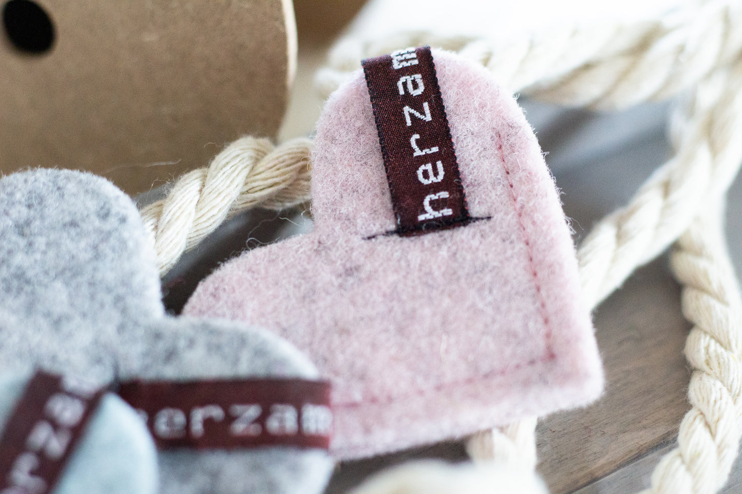 Lesezeichen rosa Herz zum Aufstecken aus hochwertigen Wollfilz handgenäht in Deutschland
