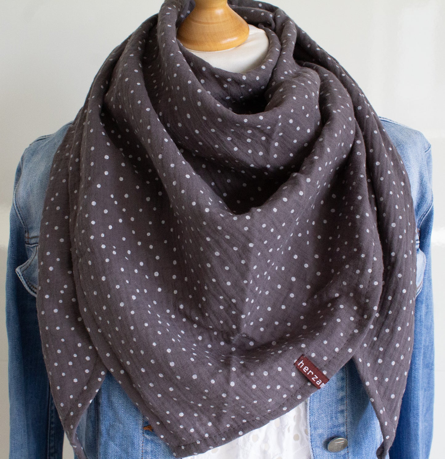 GRATIS-Tuch: Ab 90,-€ Bestellwert zu deiner Bestellung geschenkt - Dreieckstuch aus Musselin - dots anthrazit (Bitte dafür diesen Artikel zum Warenkorb hinzufügen!)