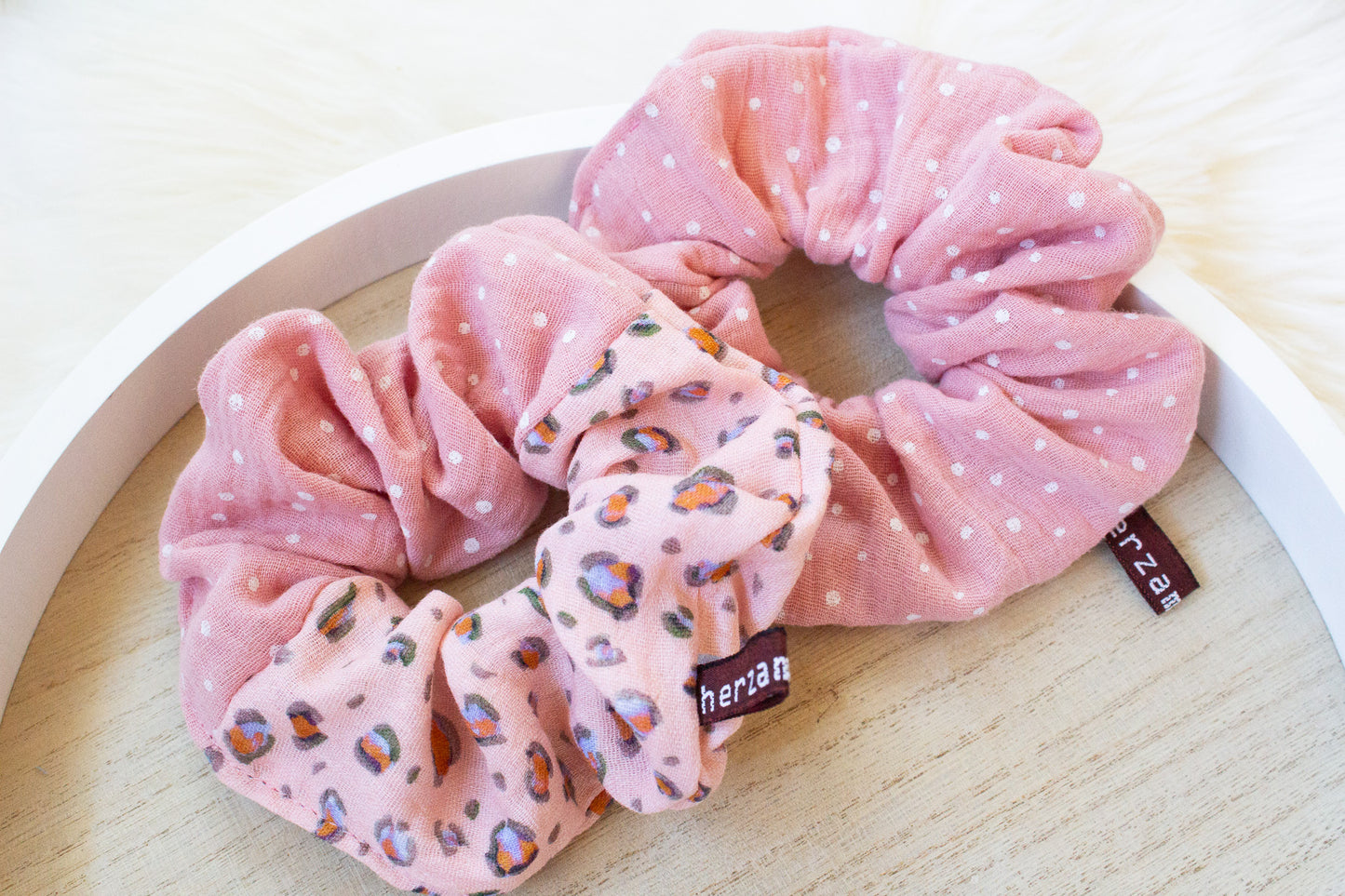 Haargummi Scrunchie aus hochwertigen Musselin handmade in Deutschland