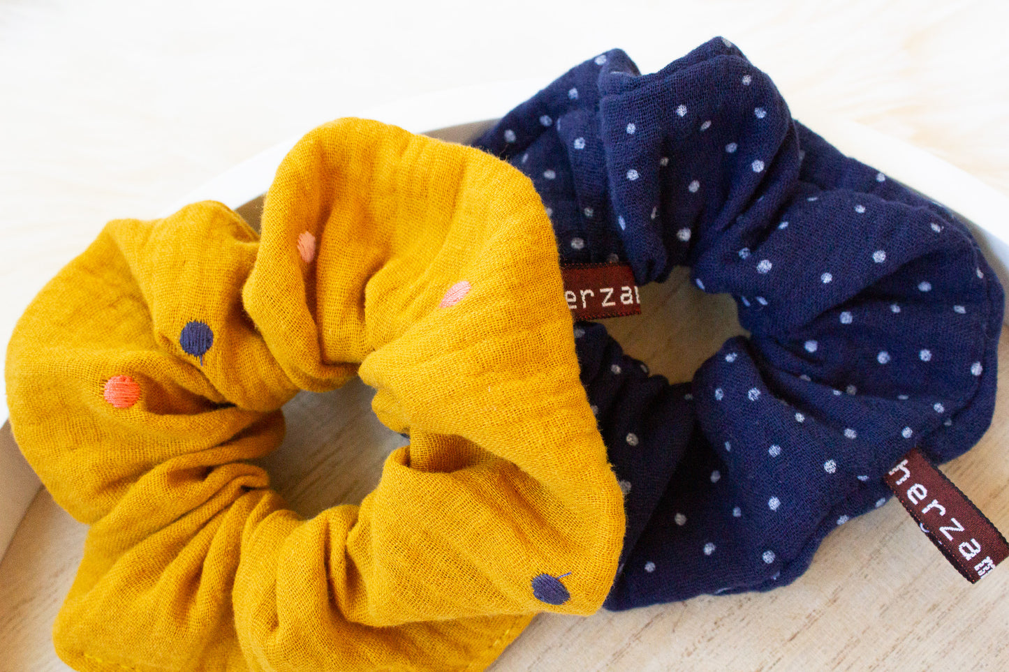 Haargummi Scrunchie aus hochwertigen Musselin handmade in Deutschland