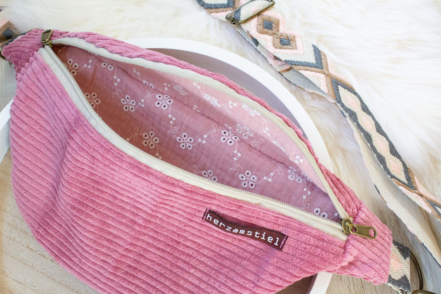 Bauchtasche rosé aus weichem Cord und Musselin