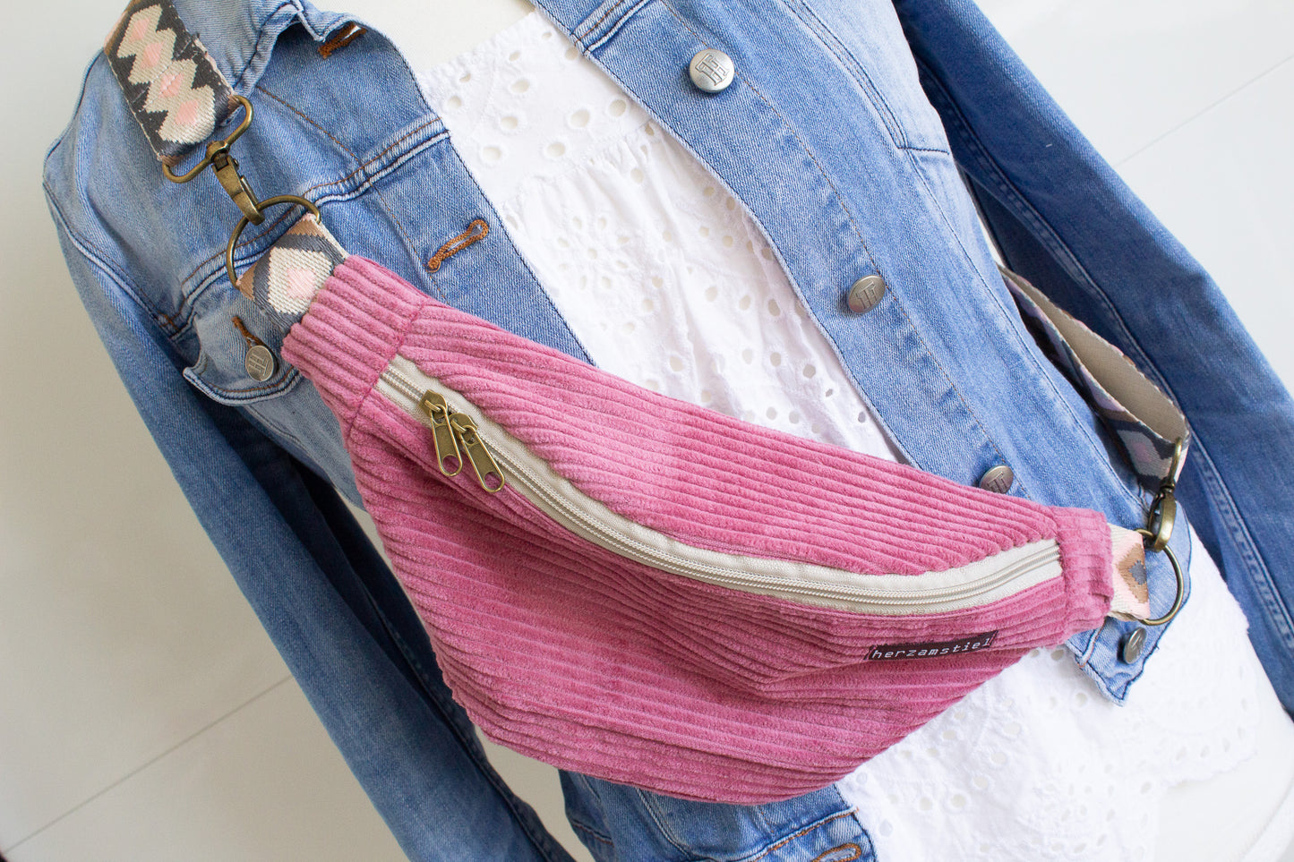 Bauchtasche rosé aus weichem Cord und Musselin
