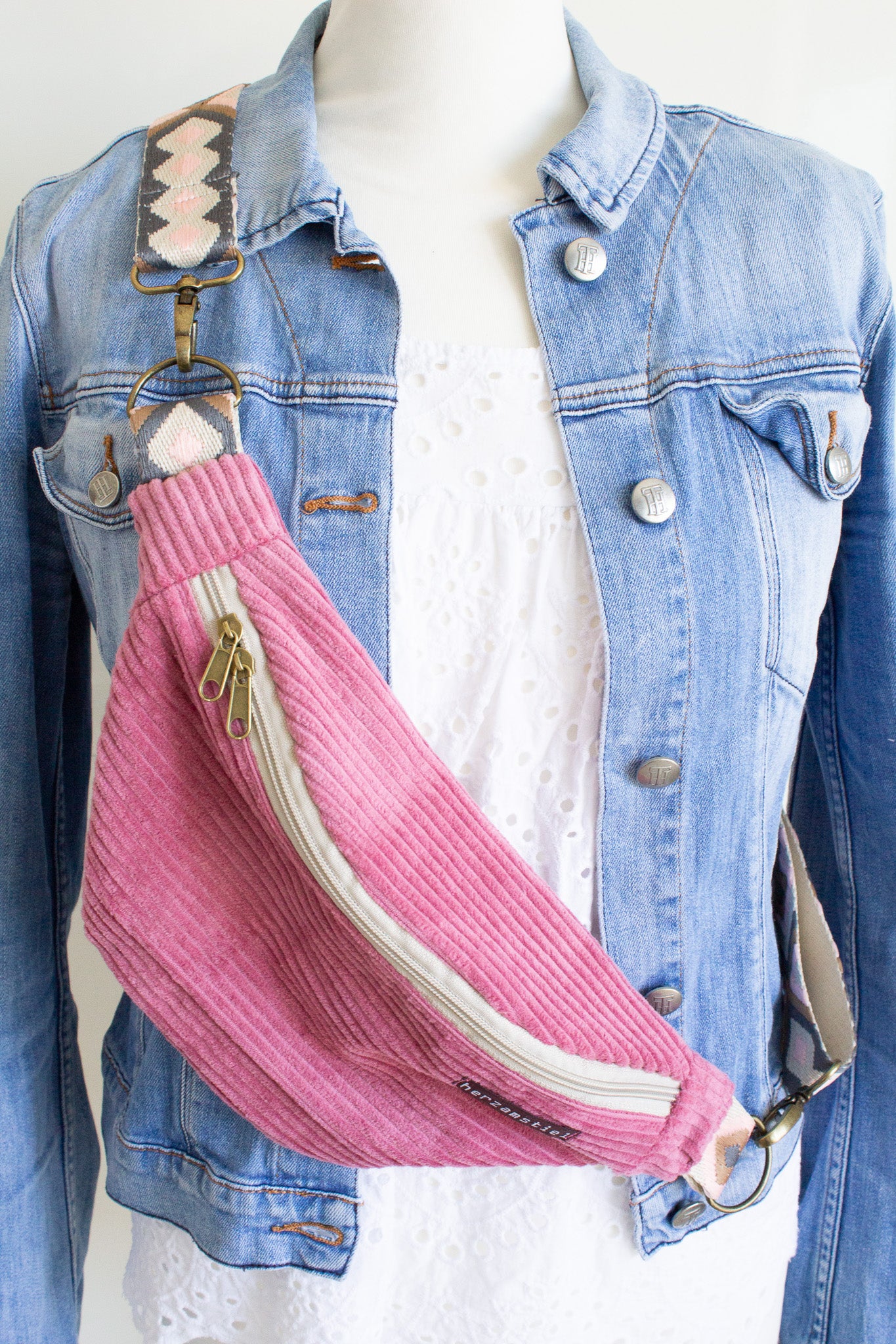 Bauchtasche rosé aus weichem Cord und Musselin