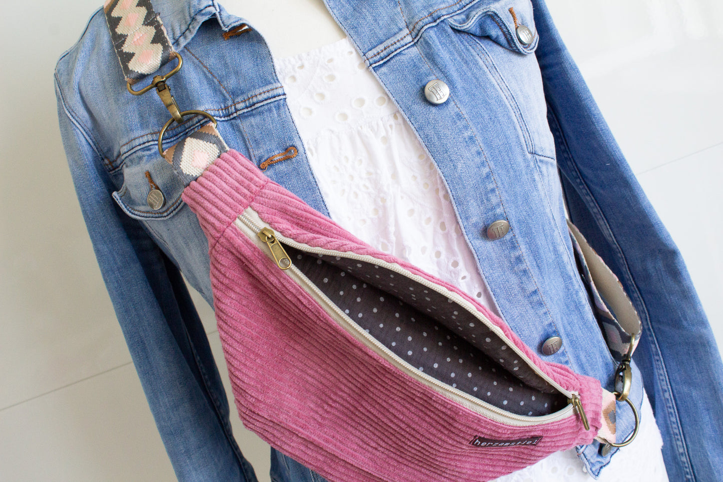 Bauchtasche rosé aus weichem Cord und Musselin