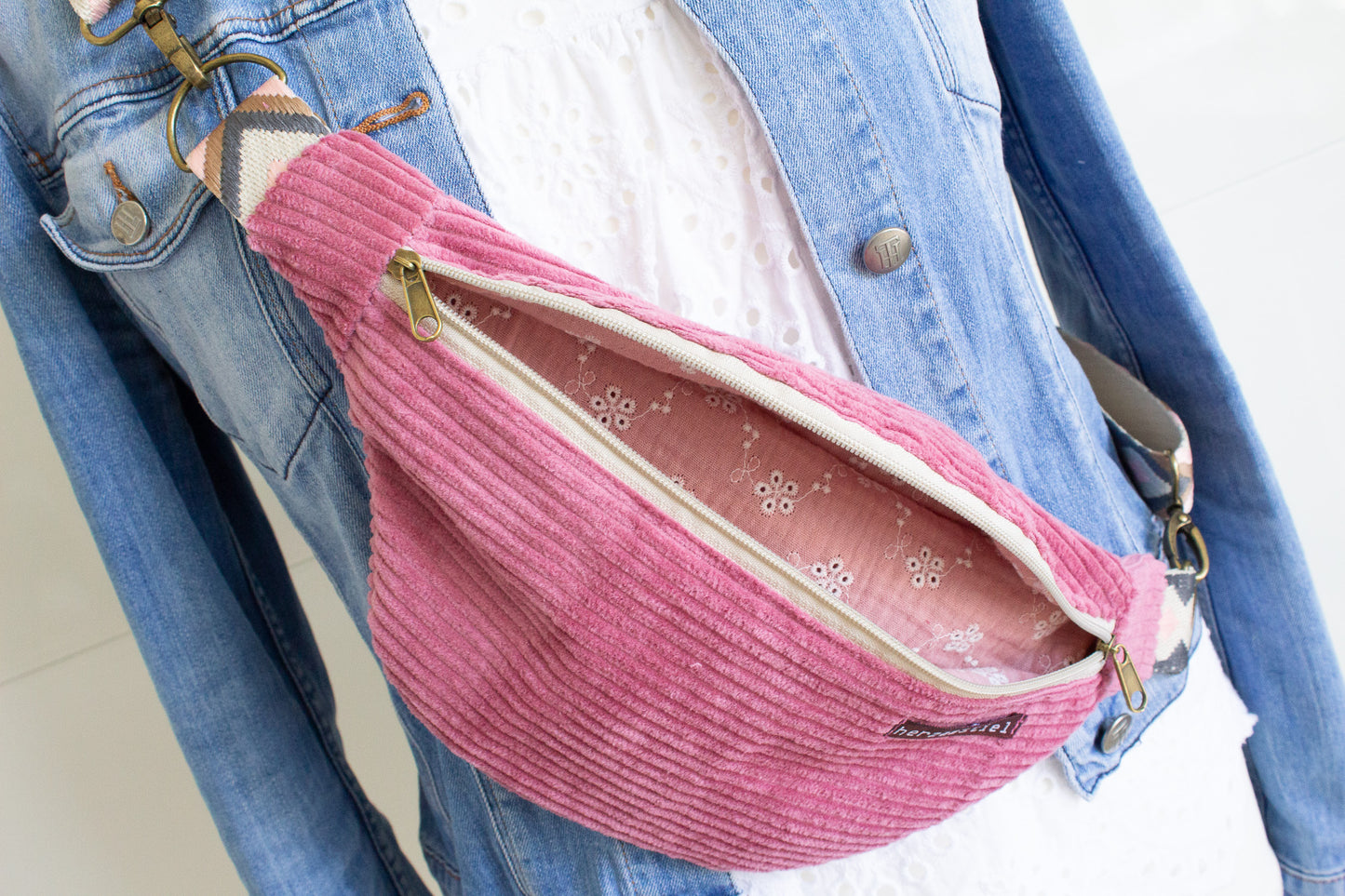 Bauchtasche rosé aus weichem Cord und Musselin