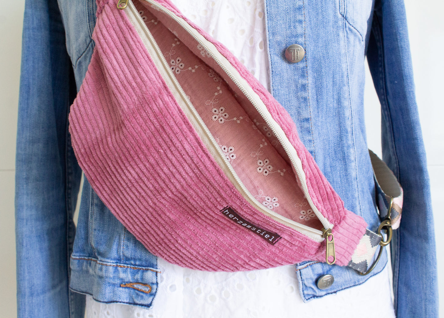 Bauchtasche rosé aus weichem Cord und Musselin