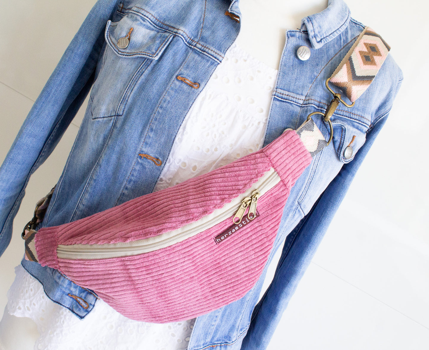 Bauchtasche rosé aus weichem Cord und Musselin