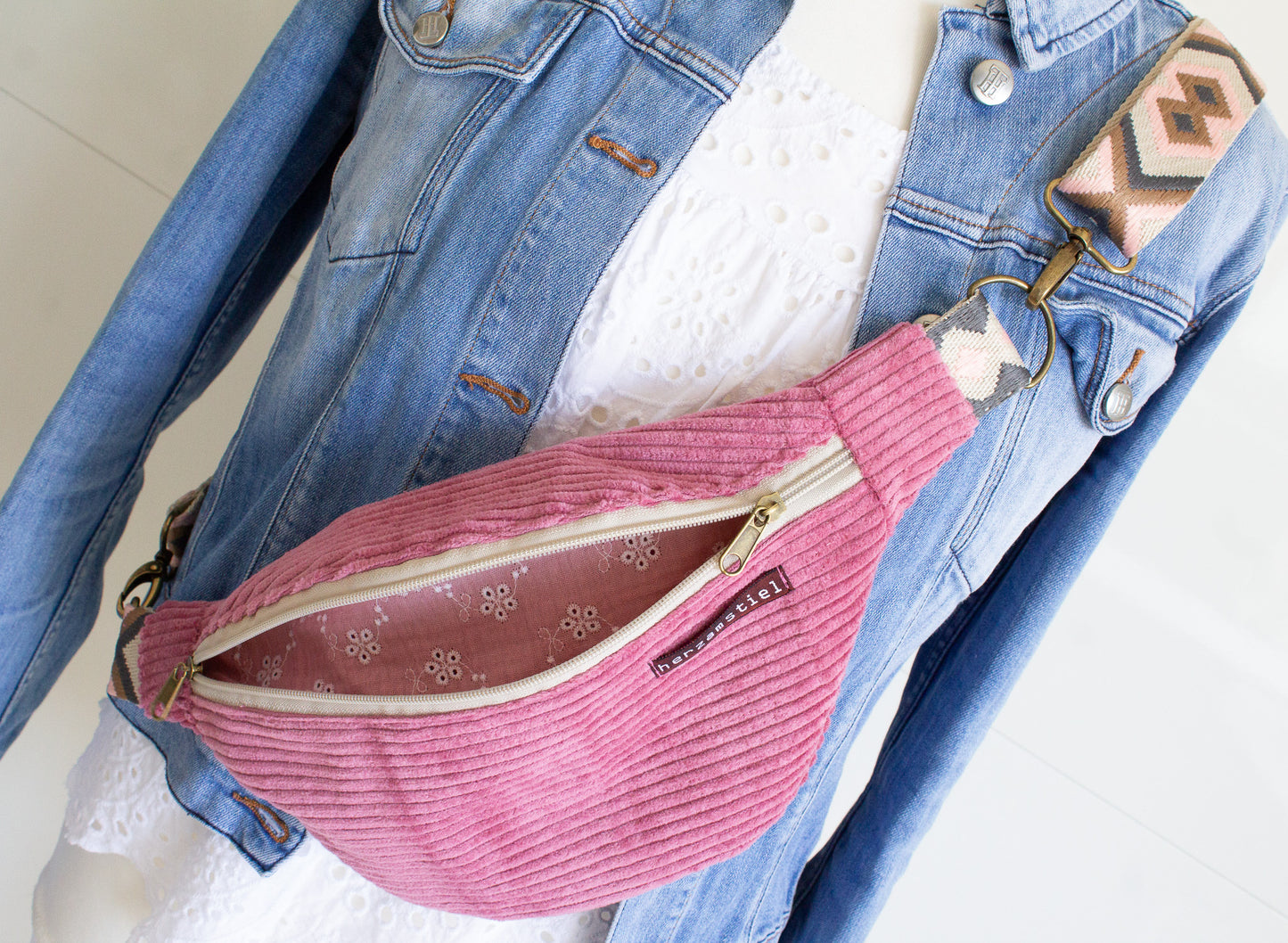 Bauchtasche rosé aus weichem Cord und Musselin