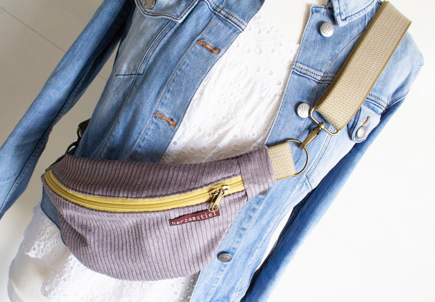 Bauchtasche taupe aus weichem Cord und Musselin