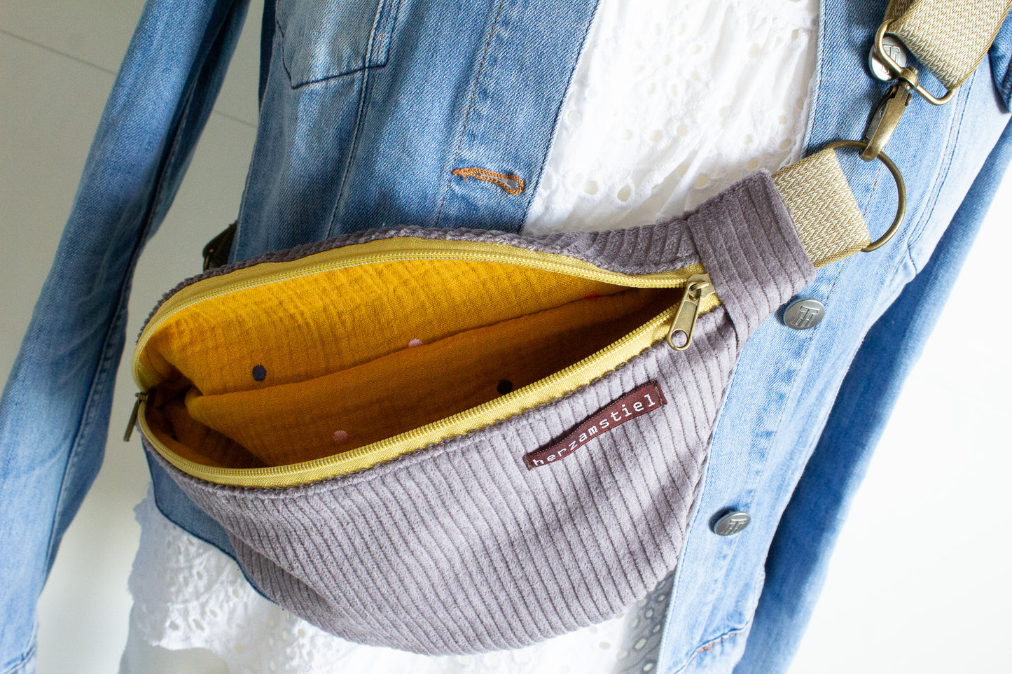 Bauchtasche taupe aus weichem Cord und Musselin