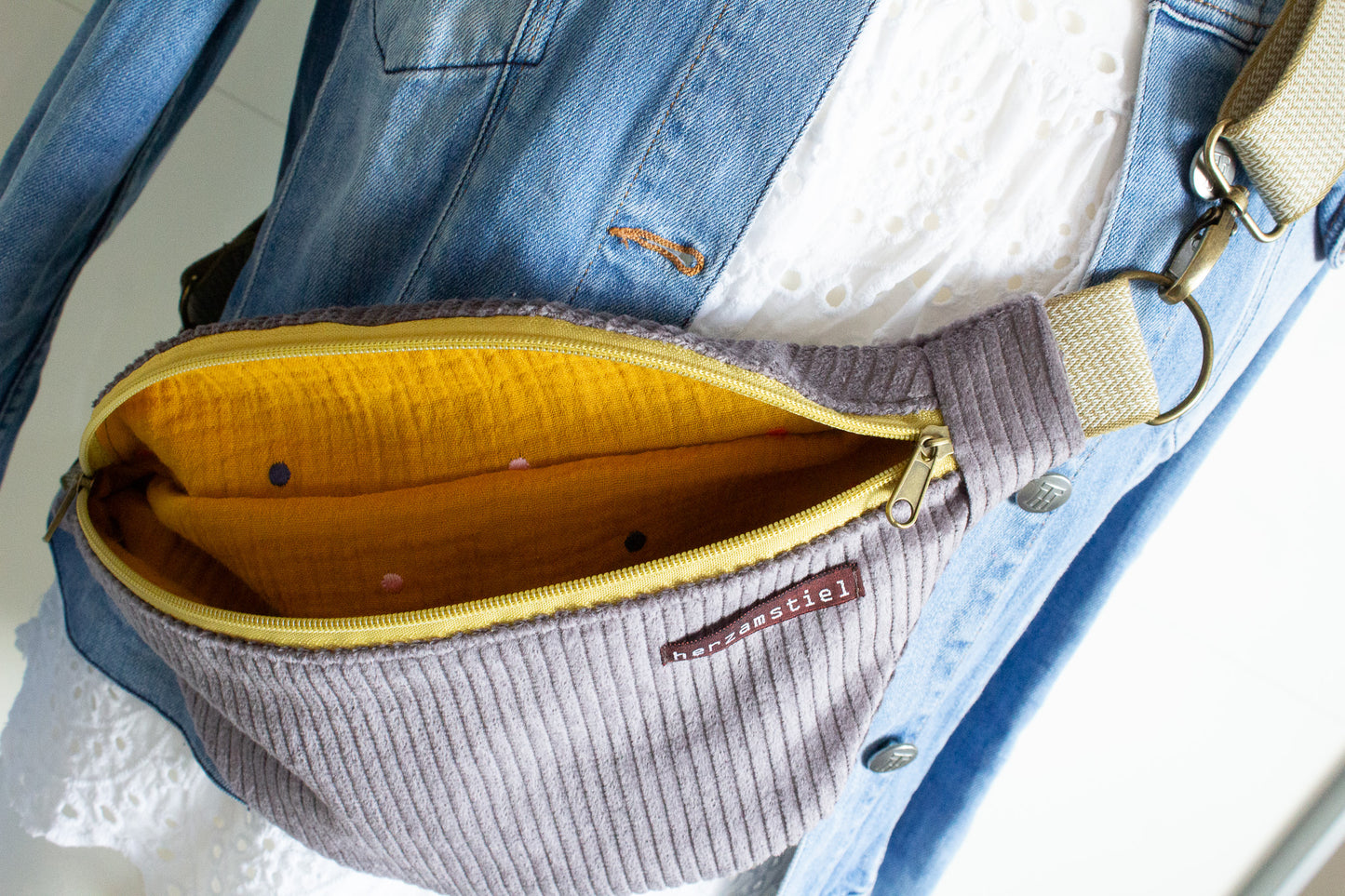 Bauchtasche taupe aus weichem Cord und Musselin