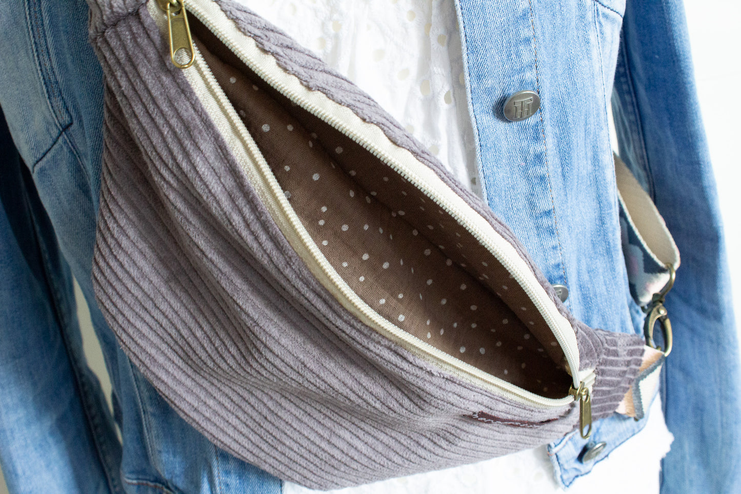 Bauchtasche taupe aus weichem Cord und Musselin