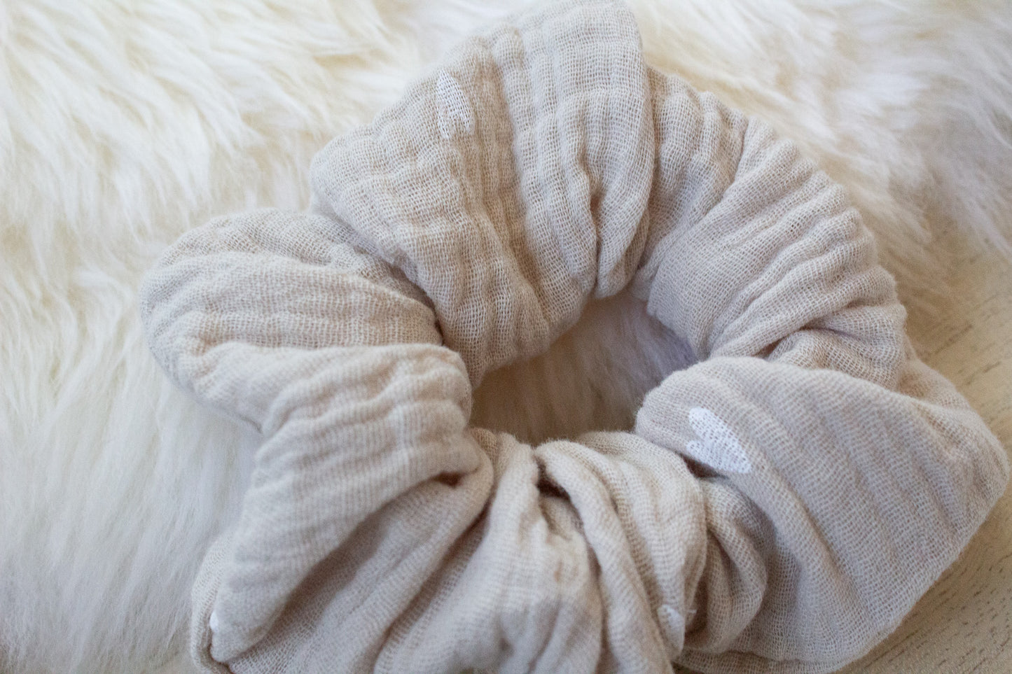 Haargummi Scrunchie aus hochwertigen Musselin handmade in Deutschland