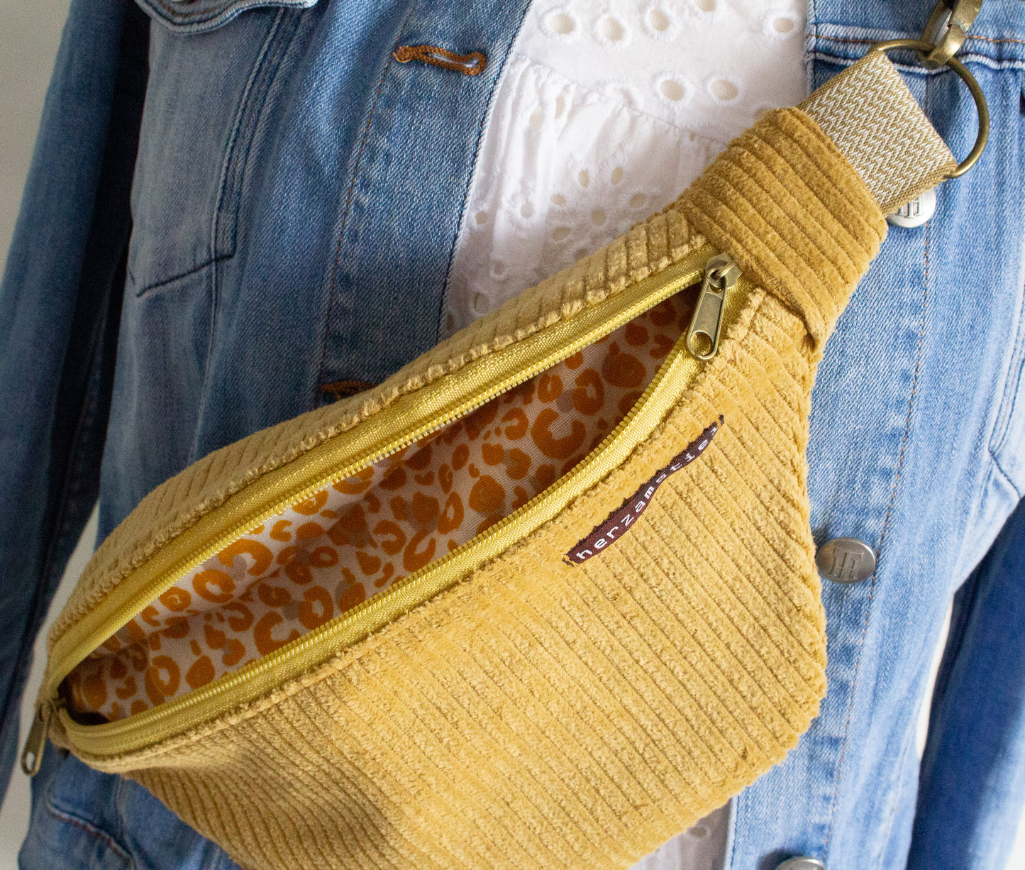 Bauchtasche senf aus weichem Cord und Musselin