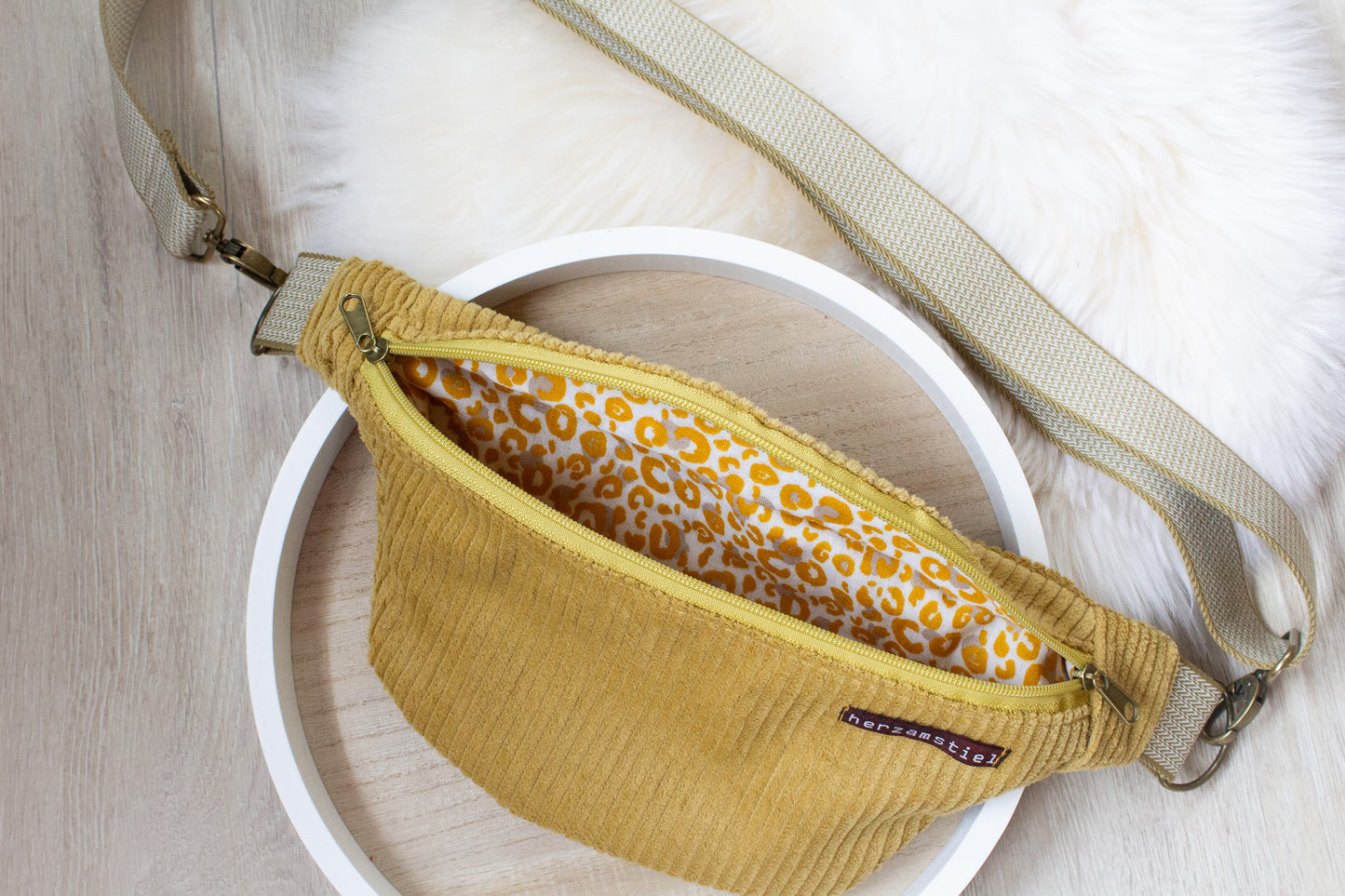 Bauchtasche senf aus weichem Cord und Musselin