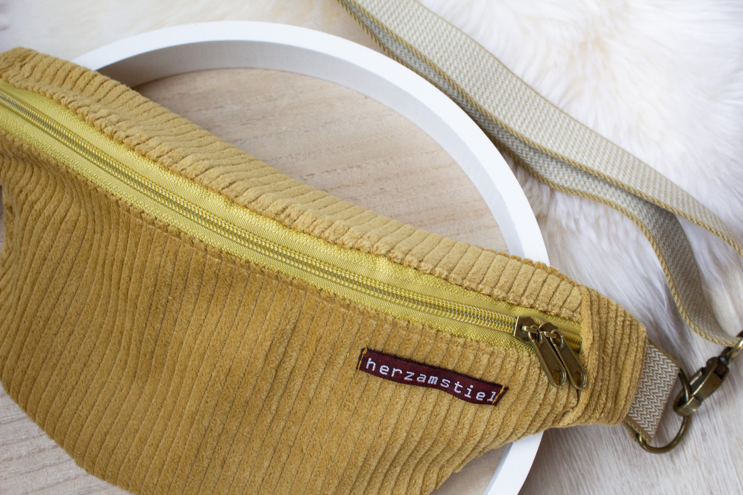 Bauchtasche senf aus weichem Cord und Musselin