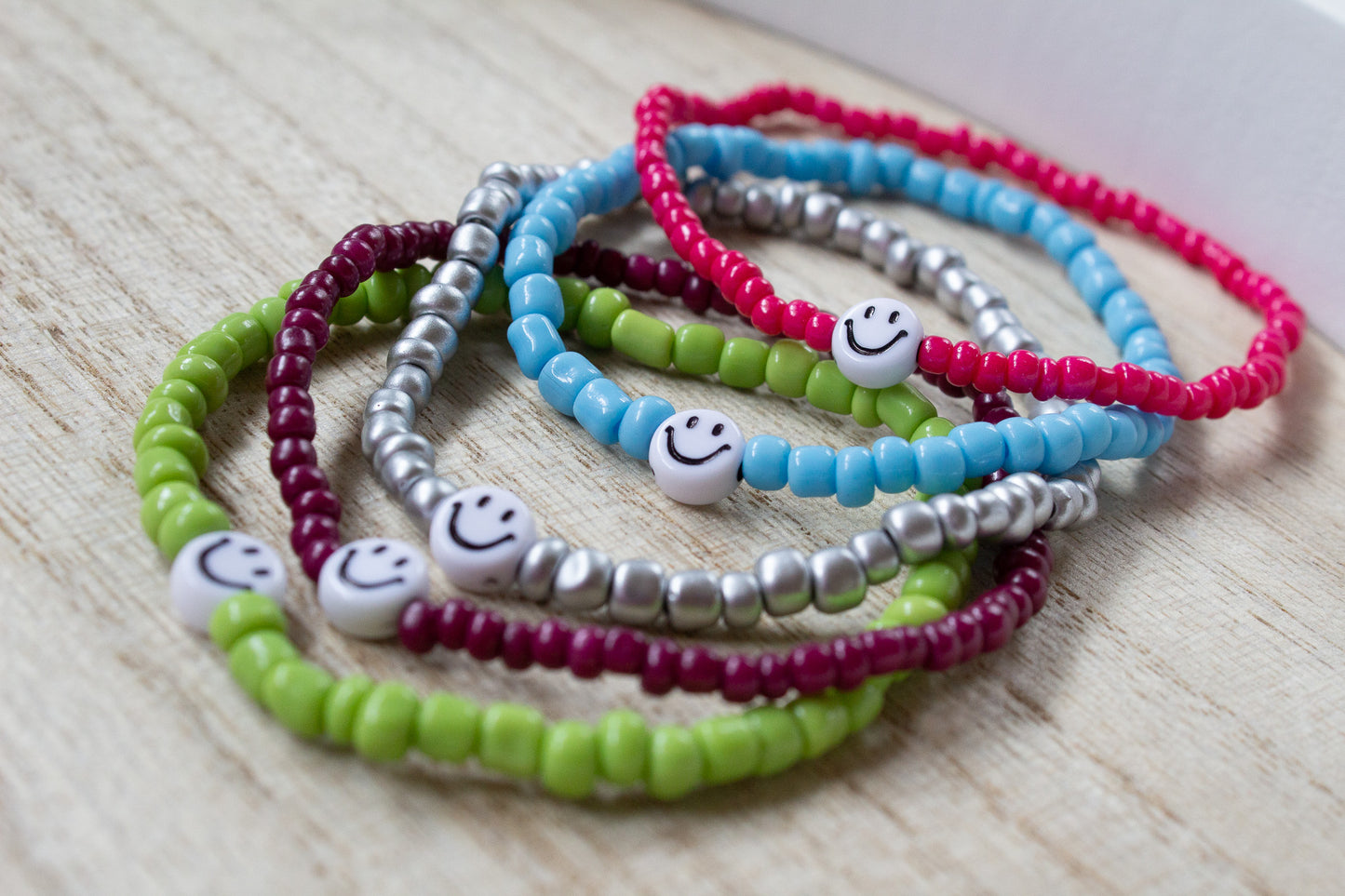Perlenarmband türkis mit Smiley
