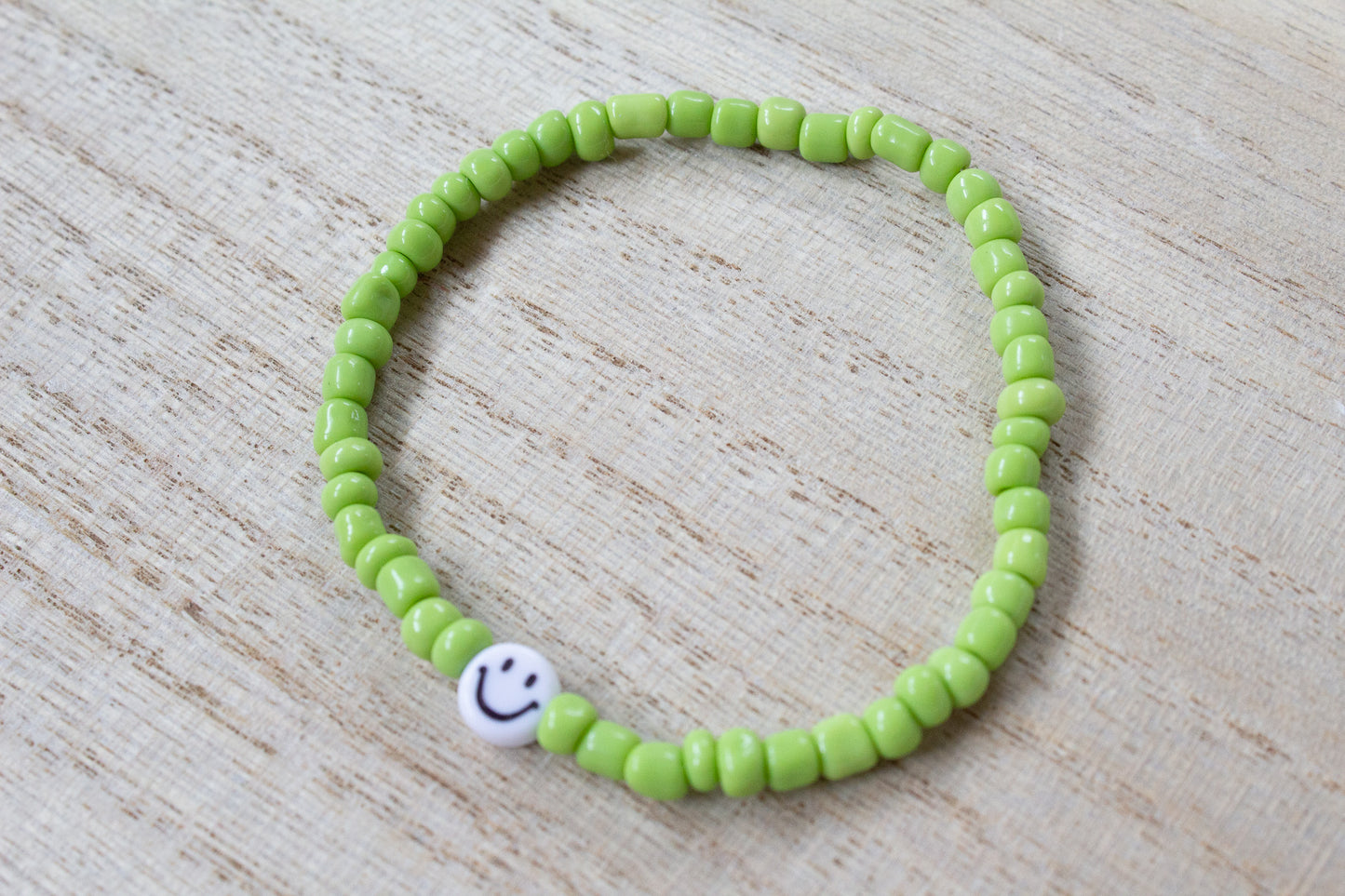 Perlenarmband grün mit Smiley