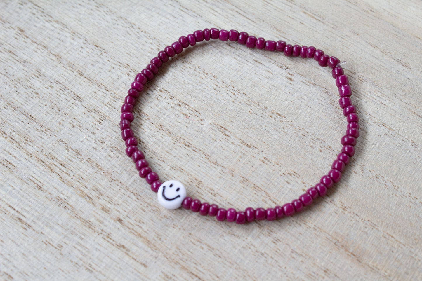 Perlenarmband pflaume mit Smiley