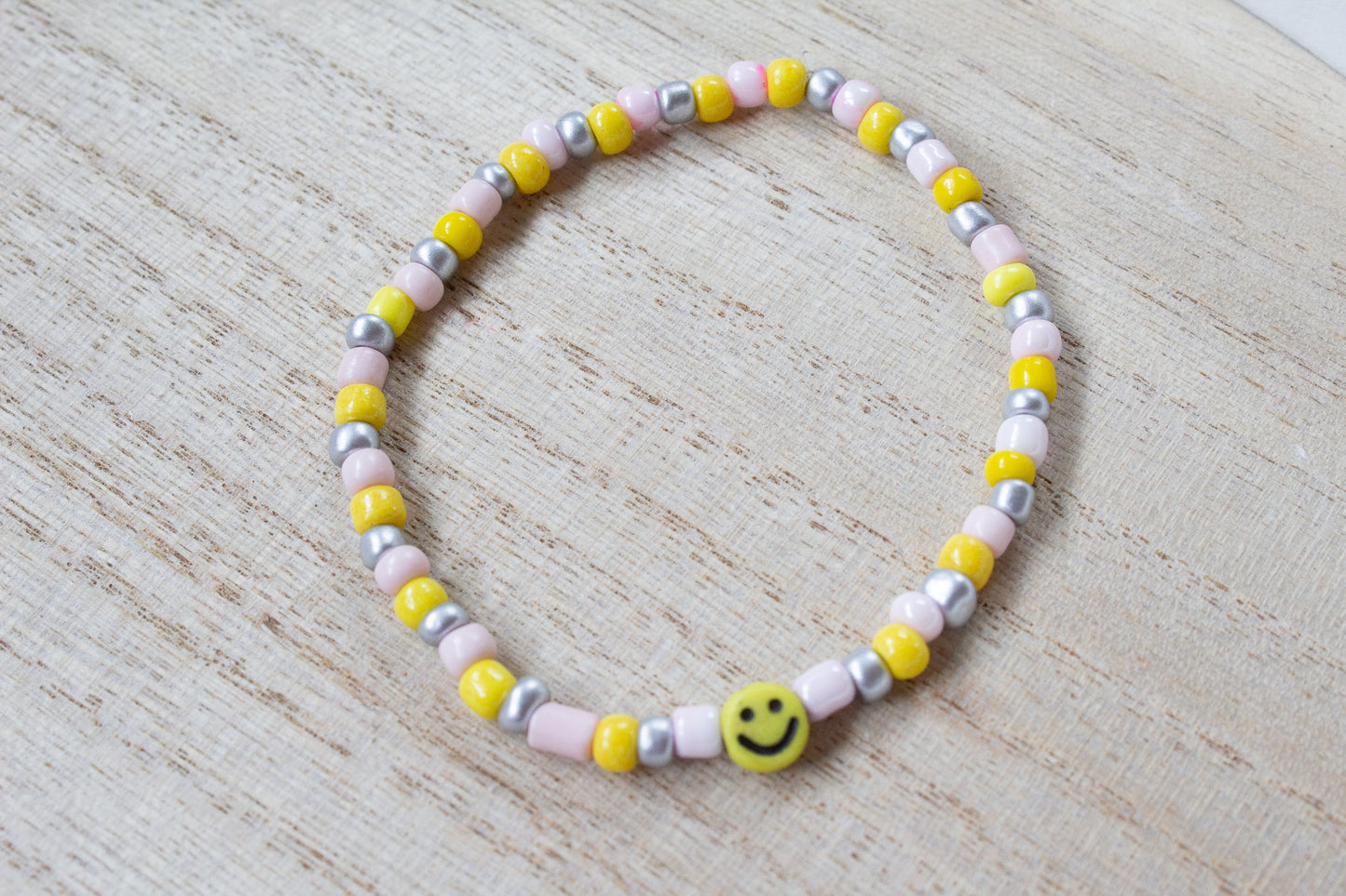 Buntes Perlenarmband Multicolor mit Smiley gelb