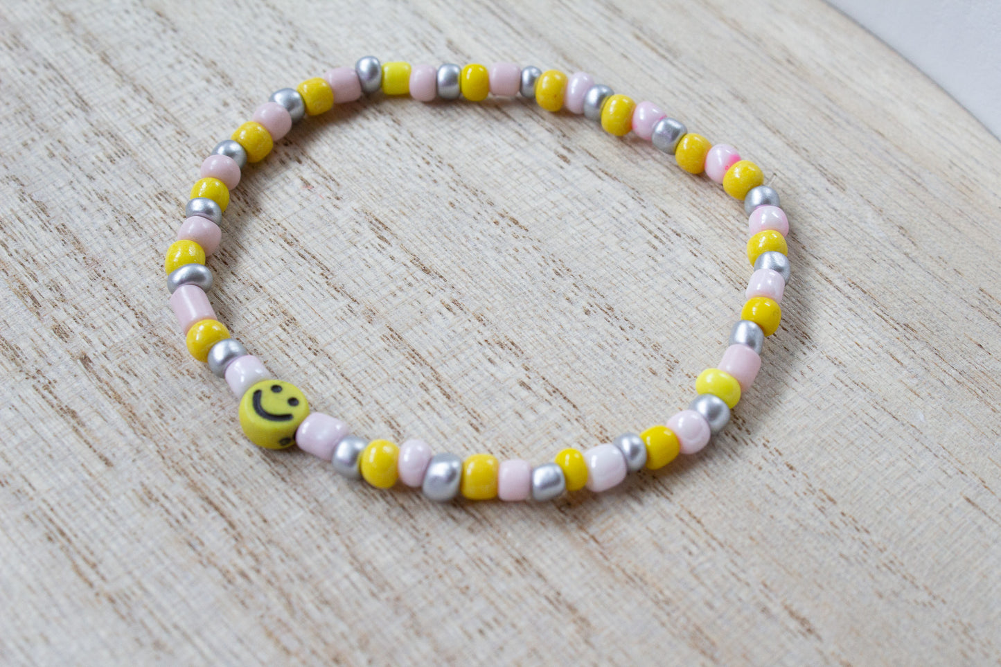 Buntes Perlenarmband Multicolor mit Smiley gelb
