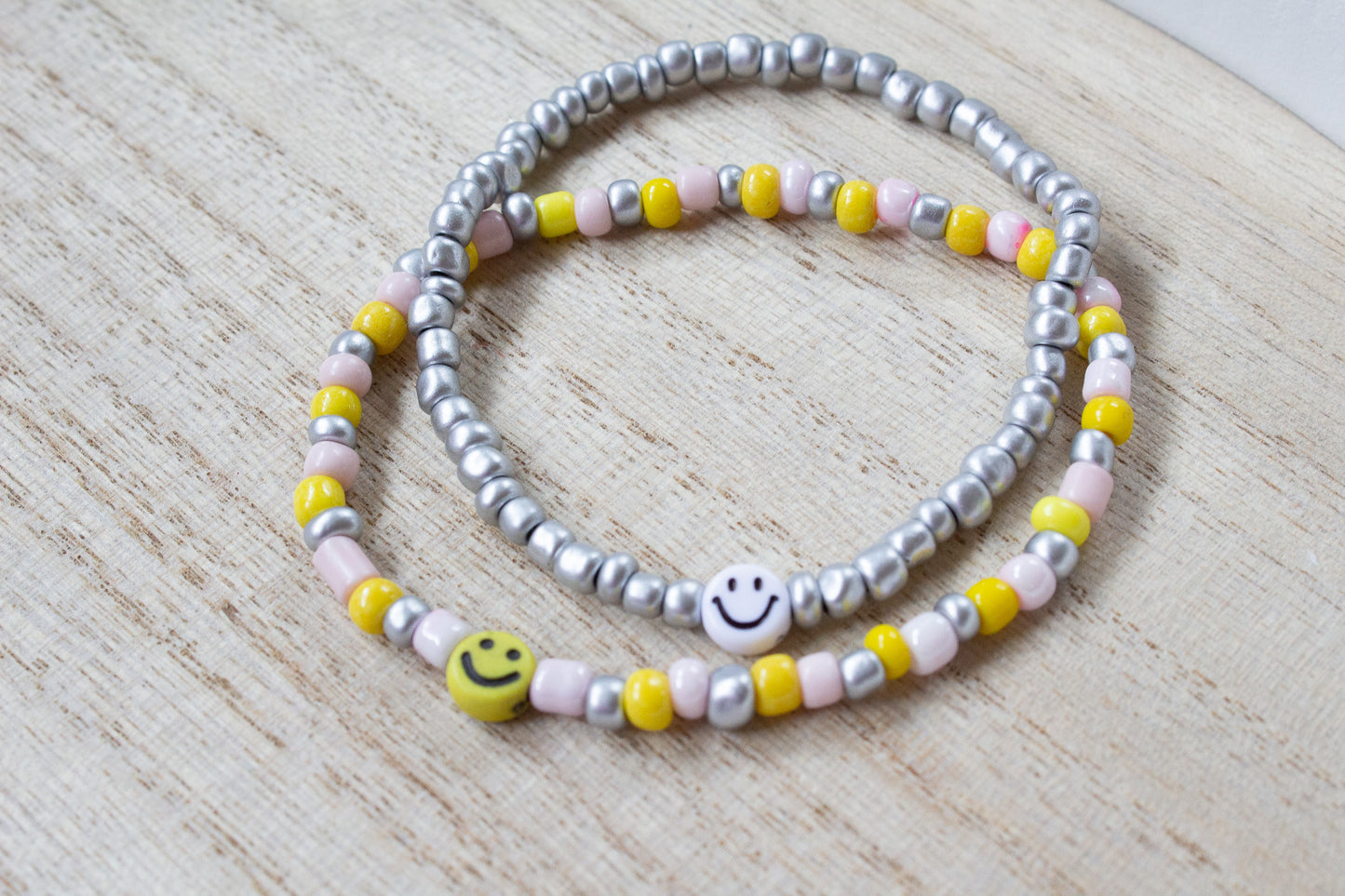Perlenarmband silber/grau mit Smiley