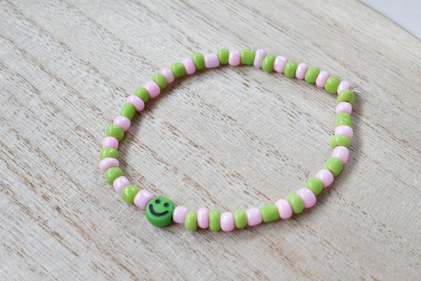Buntes Perlenarmband Multicolor mit Smiley grün