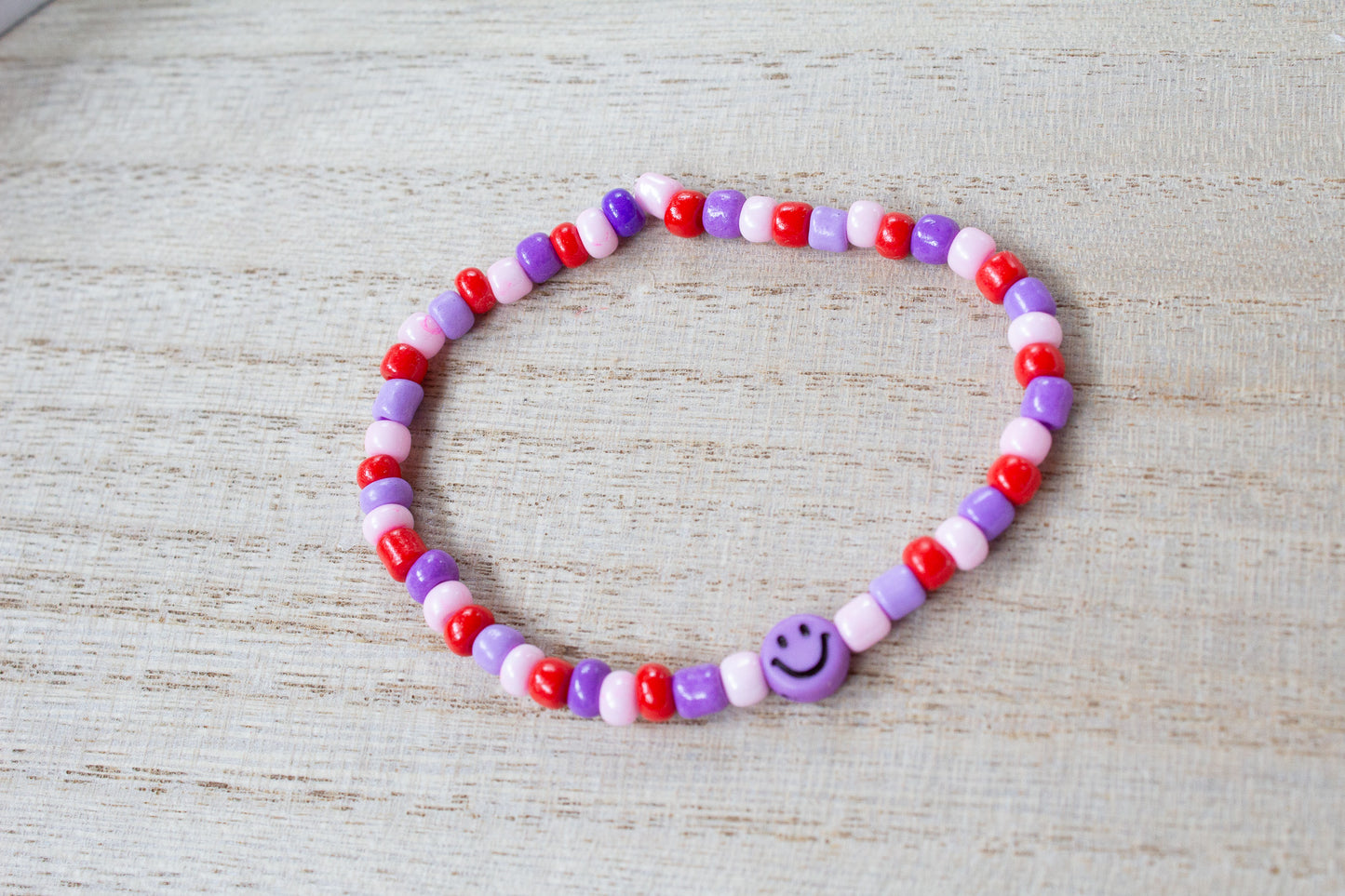Buntes Perlenarmband Multicolor mit Smiley flieder