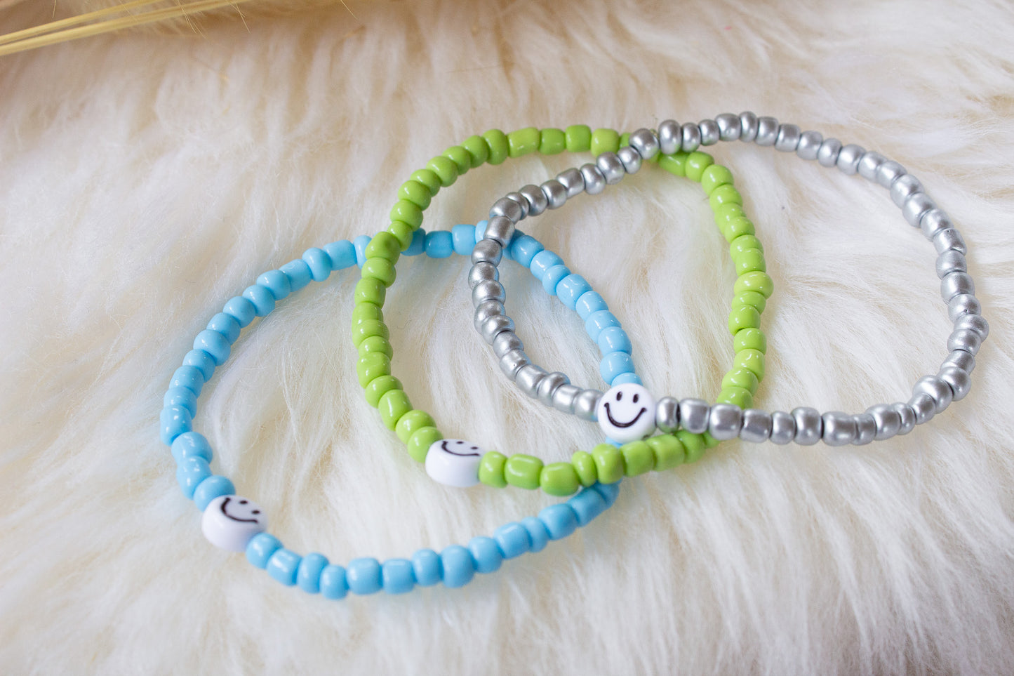 Perlenarmband silber/grau mit Smiley