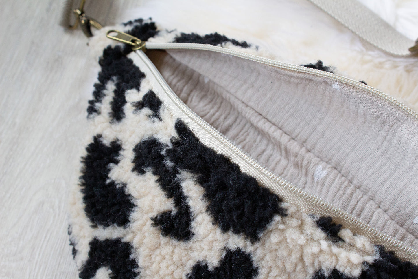 Bauchtasche Leo aus weichem Teddyfleece und Musselin