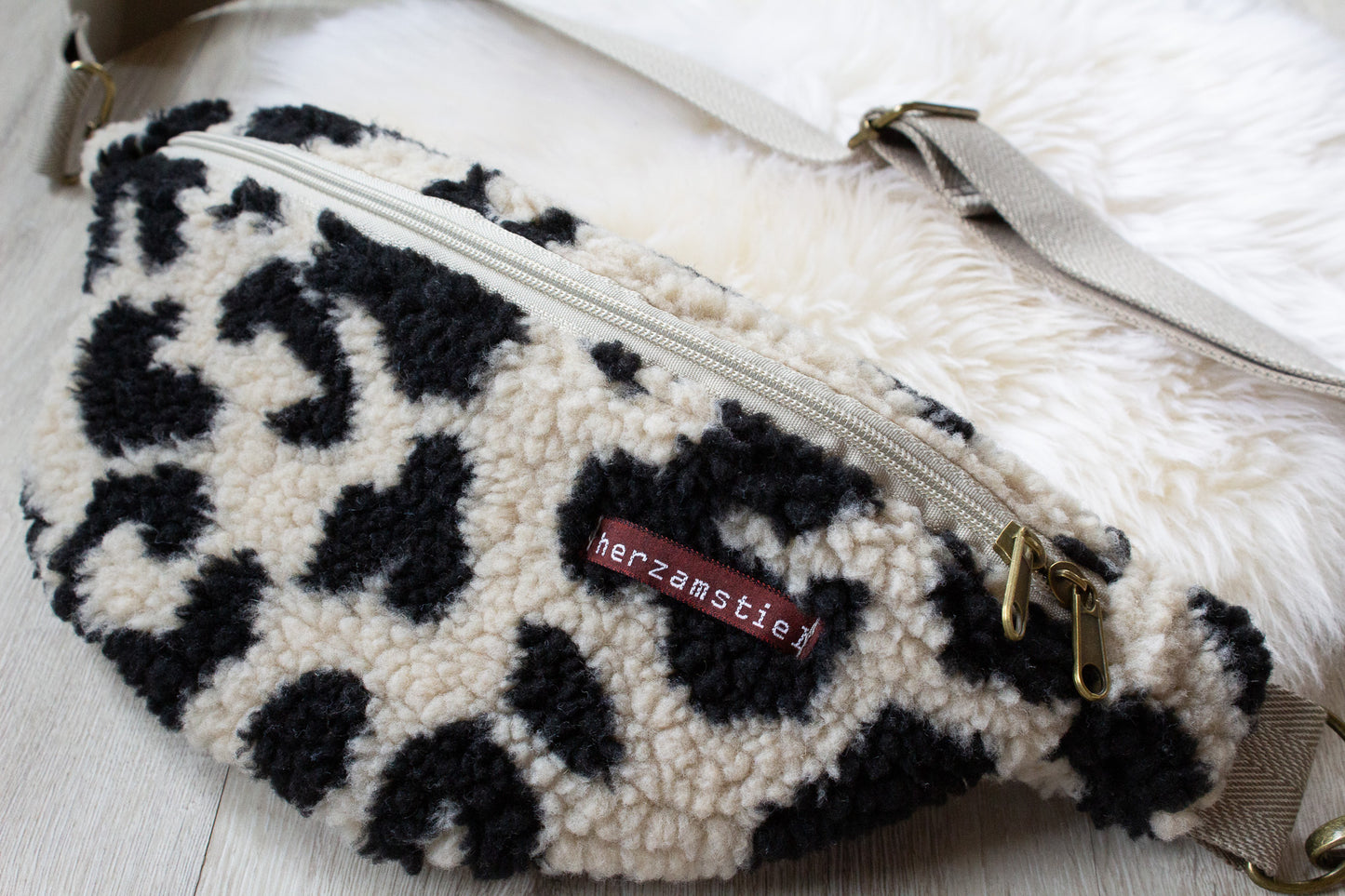 Bauchtasche Leo aus weichem Teddyfleece und Musselin