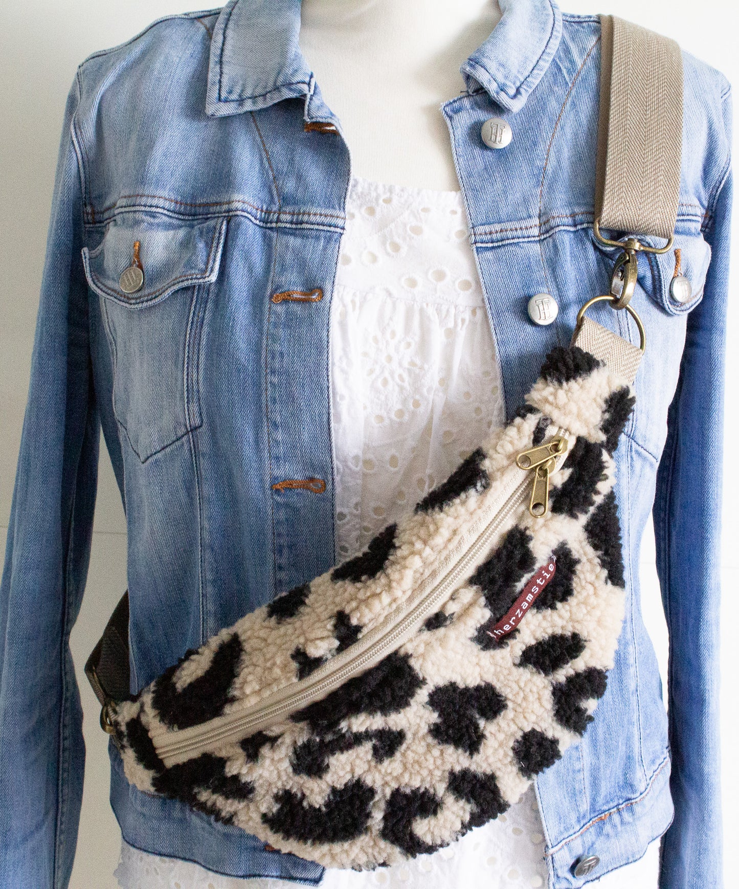 Bauchtasche Leo aus weichem Teddyfleece und Musselin