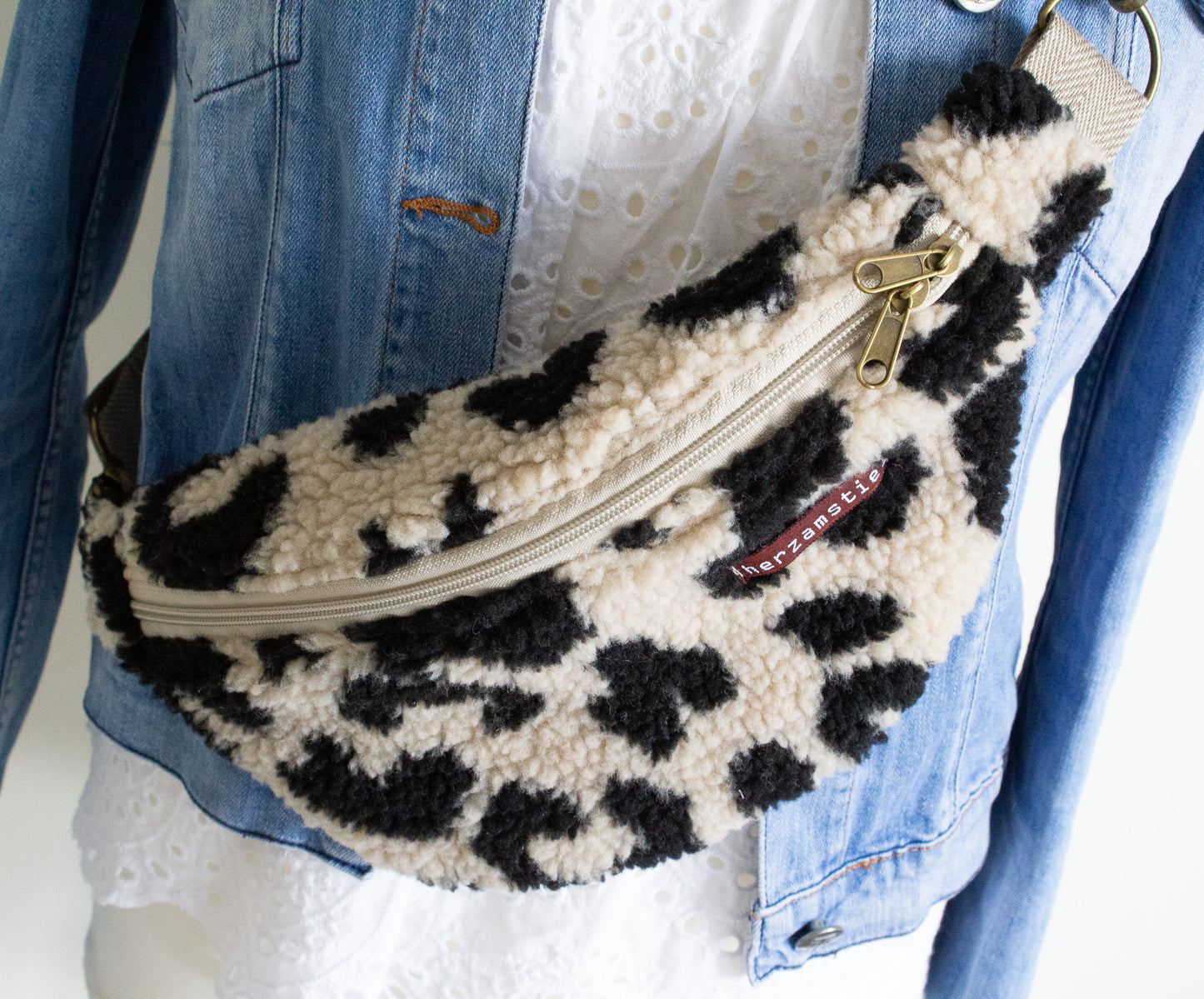 Bauchtasche Leo aus weichem Teddyfleece und Musselin